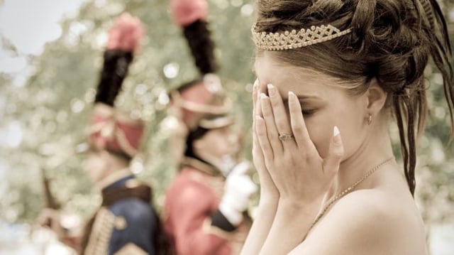 Imagem conceitual mostra noiva chorando enquanto pretendentes duelam