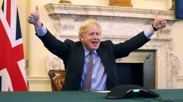 Boris Johnson comemora acordo com União Europeia para comércio pós-Brexit