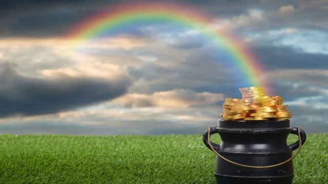 Imagem mostra pote de ouro embaixo de arco-íris