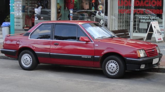 Chevrolet_Monza_1.8_SR_sedan_in_Punta_del_Este_01