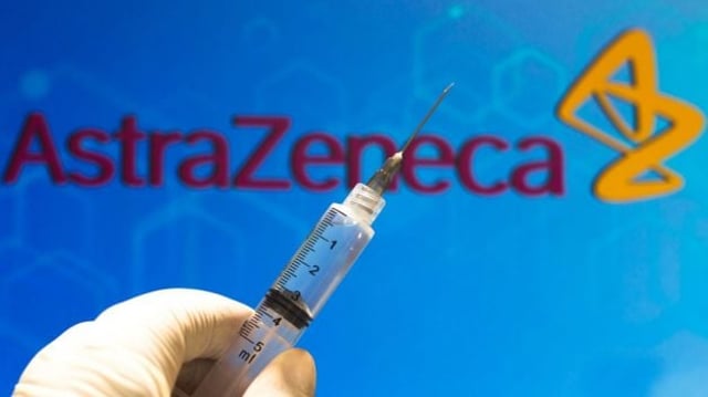 Seringa de vacina em frente à logo da AstraZeneca