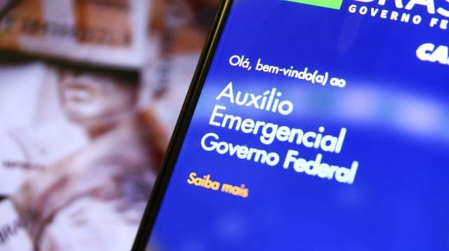 Celular exibe tela inicial do aplicativo usado para o cadastro no auxílio emergencial