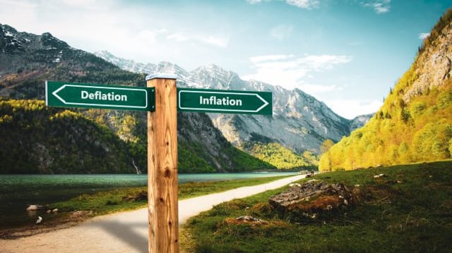 Street,Sign,The,Direction,Way,To,Inflation,Versus,Deflation