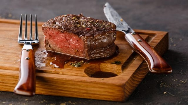 Filet,Mignon,Steak,On,Wooden,Board,On,Black,Background