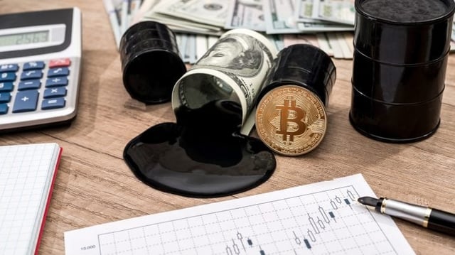 Petróleo com notas de dólar e bitcoin