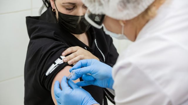 vacina Tomsk,,Russia,-,December,11,,2020:,A,Medical,Worker,Vaccinates