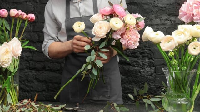 Male,Florist,Creating,Beautiful,Bouquet,In,Flower,Shop,,Close,Up