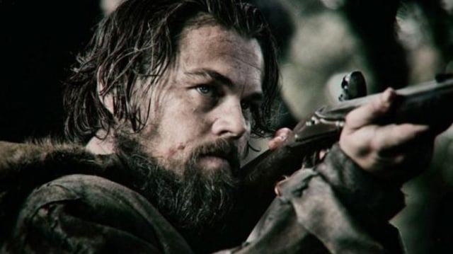 Hugh Glass (Leonardo DiCaprio) do lado certo do rifle no filme "O Regresso"