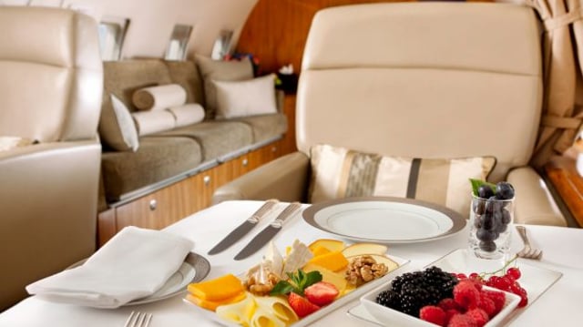 Food,Served,On,Board,Of,Business,Class,Airplane.