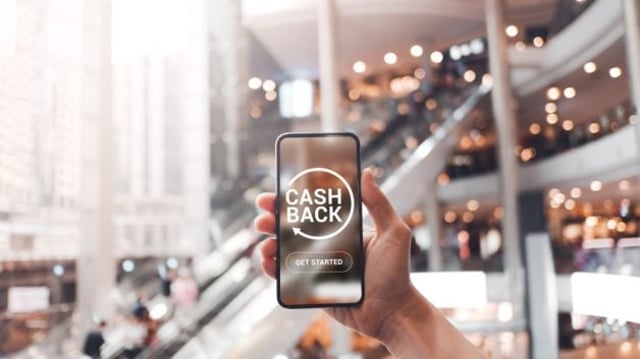 Shopping,And,Cashback,Concept,,Money,Refund,,Woman,Hand,Holding,Smartphone