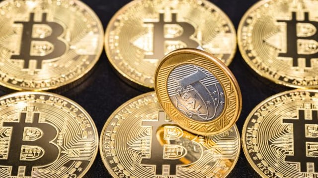 moeda de 1 real sobre moedas de bitcoin
