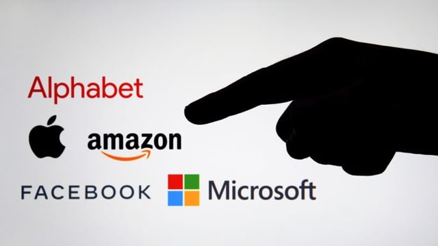 Logos das big techs americanas Alphabet (Google), Apple, Amazon, Facebook e Microsoft