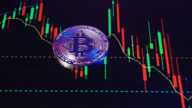 Bitcoin com um gráfico atrás