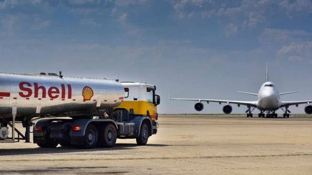 Caminhão da Shell, da Raízen, abastece aeronave