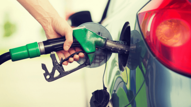 Imagem mostrando uma bomba de combustíveis abastecendo um carro, sinalizando o preço da gasolina e do etanol ao consumidor