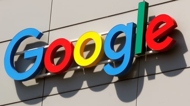 Logo do Google numa parede. A empresa é controlada pela Alphabet (GOGL34) e está com vagas de estágio abertas