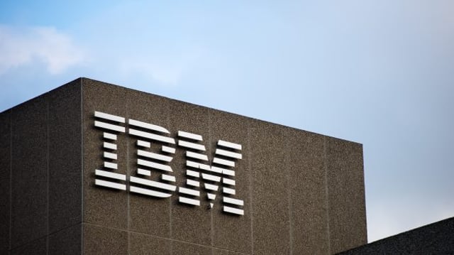 prédio da IBM com iniciais da empresa em branco