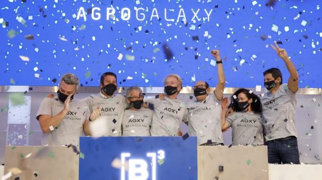 Equipe do AgroGalaxy em palco da B3 IPO AGXY3