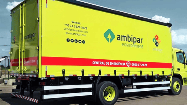 Caminhão verde-limão da Environmental ESG, subsidiária da Ambipar que tenta fazer IPO na bolsa brasileira,