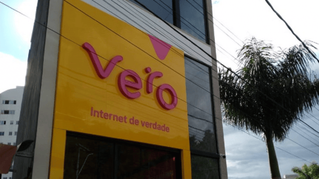 Fachada amarela de loja da Vero, provedora de serviços de internet