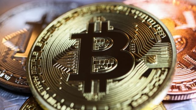 Imagem com moedas representando ativos digitais, como bitcoin e ethereum.
