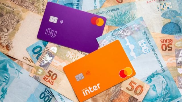 Cartões das fintechs Nubank e Inter sobre notas de real
