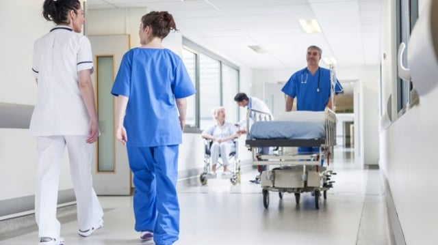 corredor de hospital com médicos/enfermeiros