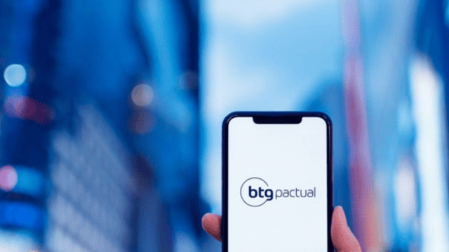 Celular com o app do BTG Pactual aberto
