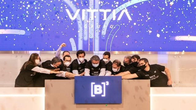 Executivos do Grupo Vittia (VITT3) durante a cerimônia de estreia da empresa na B3 | Recompra de ações