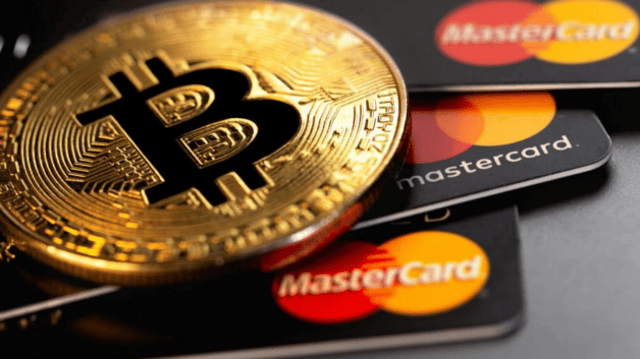 Cartão da mastercard com um bitcoin na frente