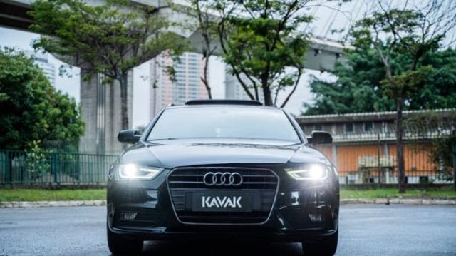 Carro preto com a placa da Kavak