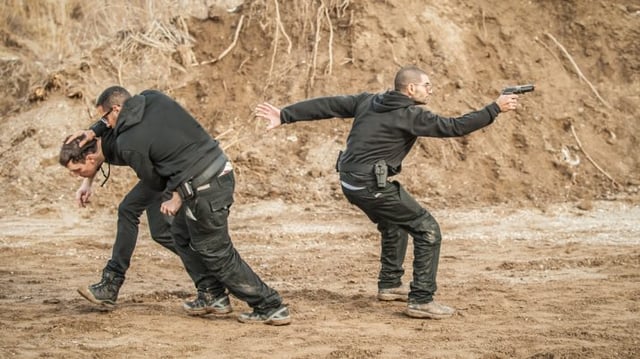 Seguranças em treinamento com armas