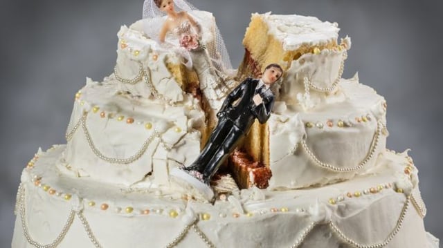 Par de estátua de noivos caídas em um bolo de casamento | Hapvida e Intermédica