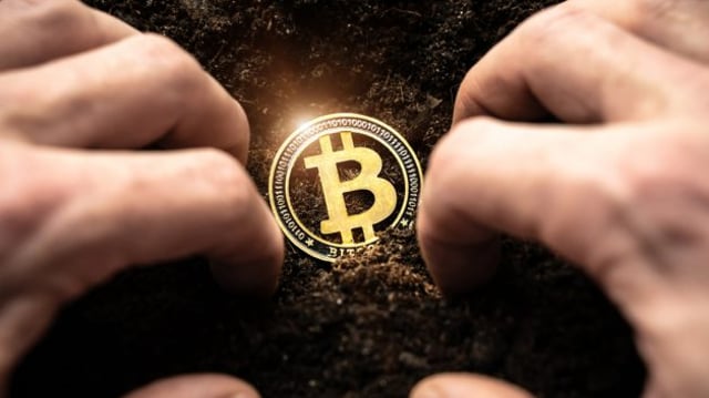 Pessoa descobre uma moeda de bitcoin