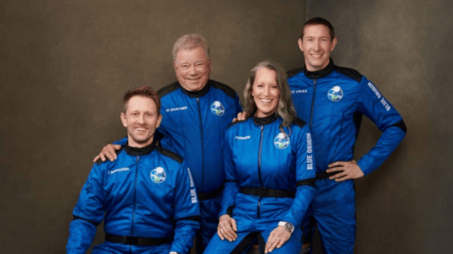 capitão kirk com equipe da Blue Origin vai ao espaço