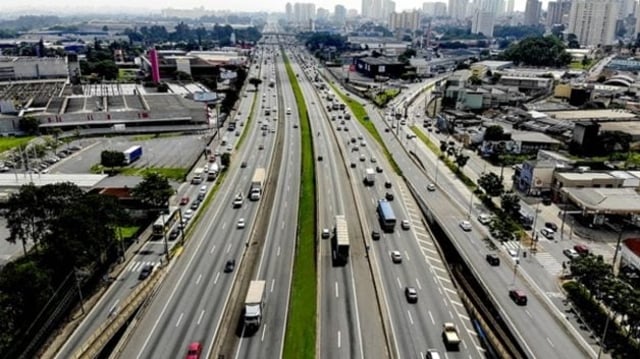 Via Dutra, rodovia que liga São Paulo ao Rio de Janeiro. O leilão para relicitação da via está previsto para a próxima sexta (29); a CCR (CCRO3) administra a estrada desde 1995