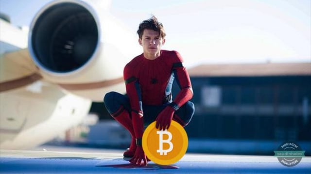 Montagem de Tom Holland com traje de Homem-Aranha agachado segurando uma moeda de bitcoin