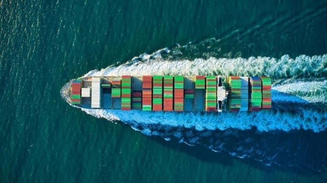 Navio cargueiro carregado de contêineres; imagem faz ilusão à exportação e às empresas exportadoras