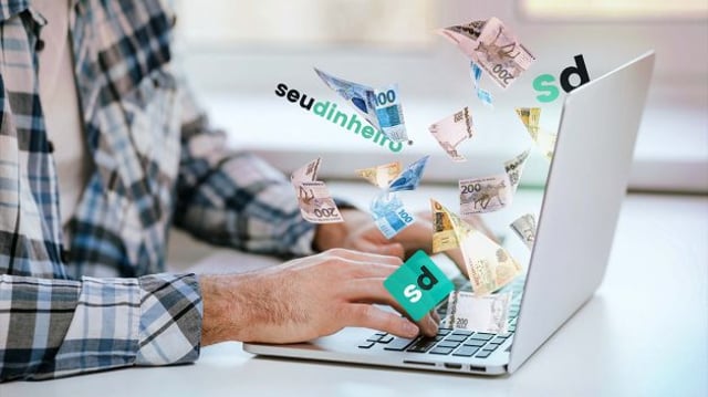 Homem digitando no notebook com notas de dinheiro e logo do seu dinheiro saindo pela tela