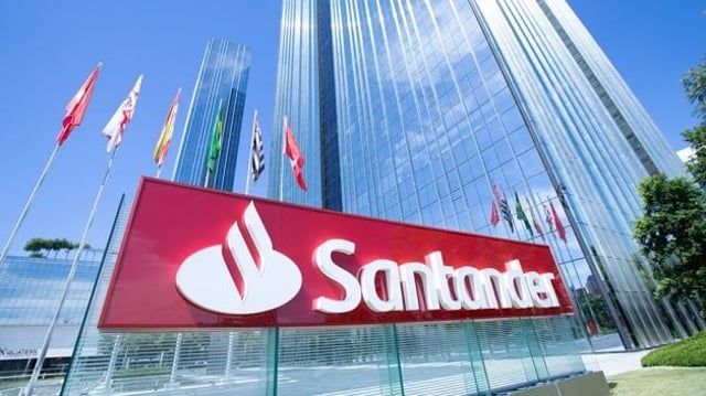 Sede do Santander Brasil, com logo do banco em destaque | SANB11 Dividendos