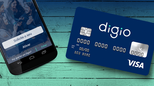 Imagem mostra celular com app do Digio e cartão do Digio