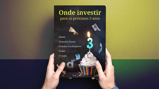 Mãos masculinas segurando o eBook Onde Investir para os próximos 3 anos"