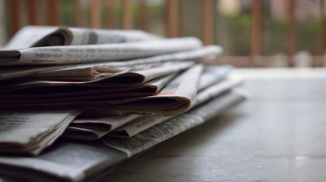 Pilha de jornais sobre uma mesa | Ibovespa