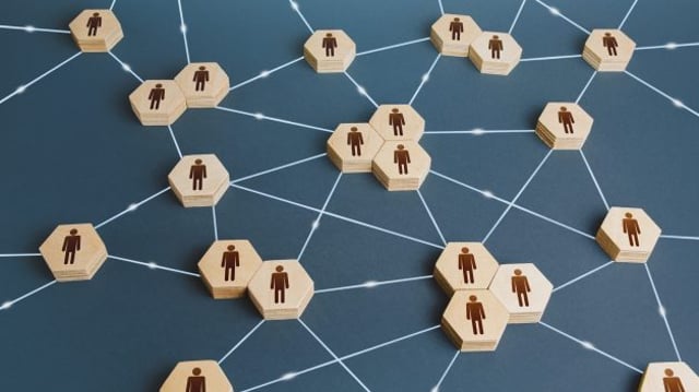 Figuras de madeira representando pessoas interligadas | Descentralização
