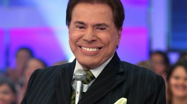 Silvio Santos sorrindo no auditório