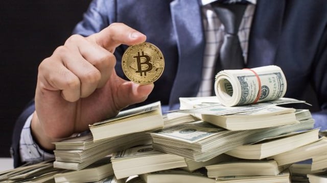 Bitcoin sobre pilhas de dólares