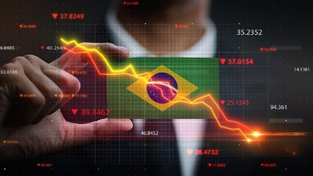 Arte mostrando um homem segurando um cartão com uma bandeira do Brasil; no primeiro plano, um gráfico em queda, simbolizando o mau desempenho da bolsa e dos ativos brasileiros nos mercados internacionais, como o EWZ