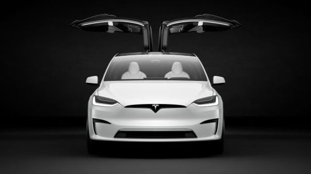 Carro elétrico Tesla Model X com as portas abertas