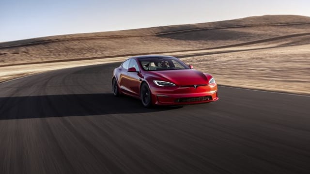 Carro elétrico Tesla model S andando na estrada