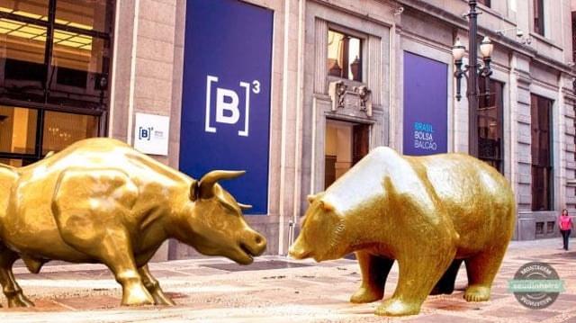 Montagem do touro dourado encarando urso dourado na frente da B3 | Ibovespa